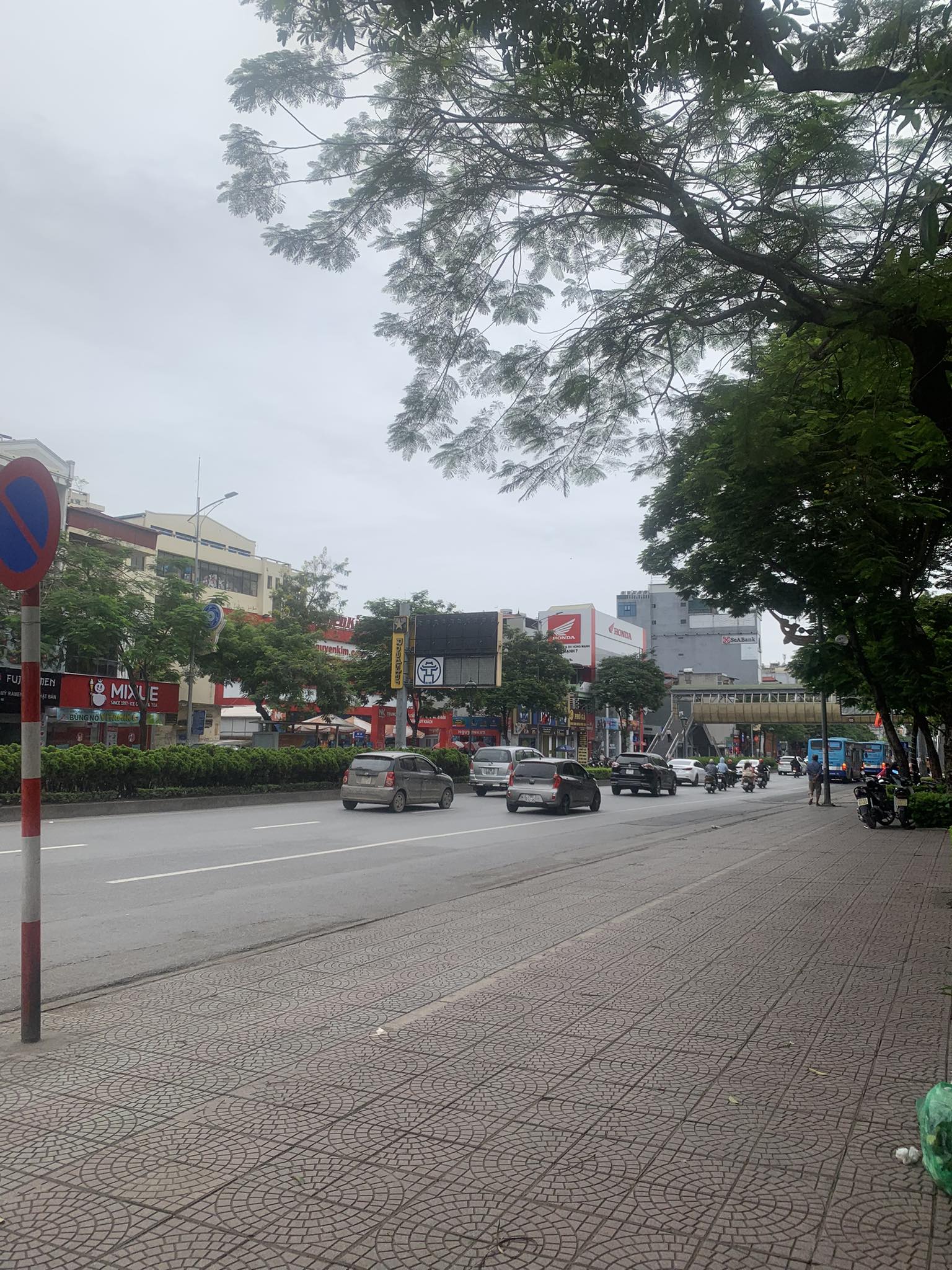 bán nhà mặt phố Nguyễn Văn Cừ 51m x 5tầng, mặt tiền 5m, vỉa hè rộng, full thổ cư.