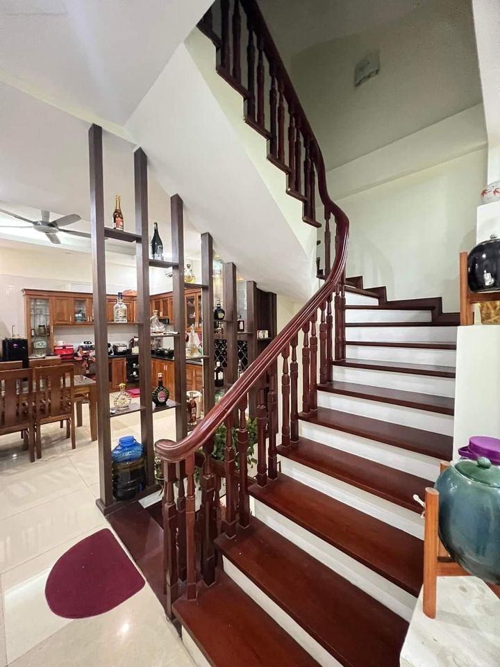 Bán nhà Tô Vĩnh Diện Nhà 4T cách phố 15m DT: 62M ô tô đỗ cửa.