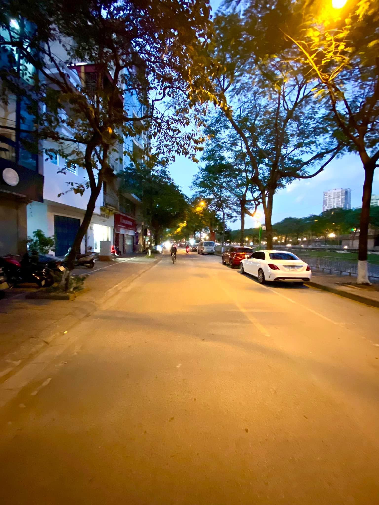 CẦN BÁN GẤP, Nhà Hoàng Quốc Việt, cách 1 nhà ra phố 50m2, MT4,7m chỉ 7 tỷ.