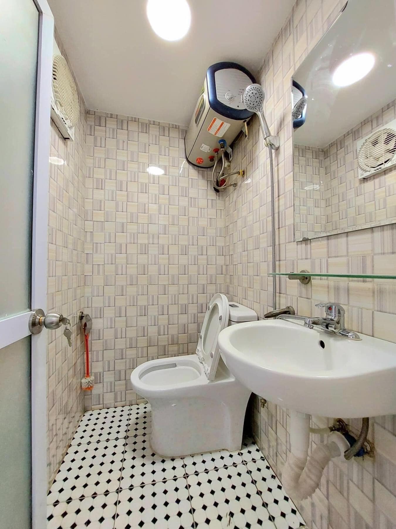 Bán nhà phố Đê Tô Hoàng, full nôi thất, ngõ 4m, 25m2 chỉ 1.2 tỷ.