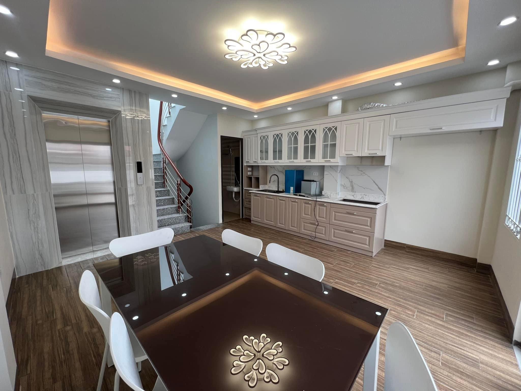 Nhà mới phố Nguyễn Khang - 55m2 x 6 tầng, MT 4.7m - thang máy - 30 ra phố - full nội thất - 7 tỷ