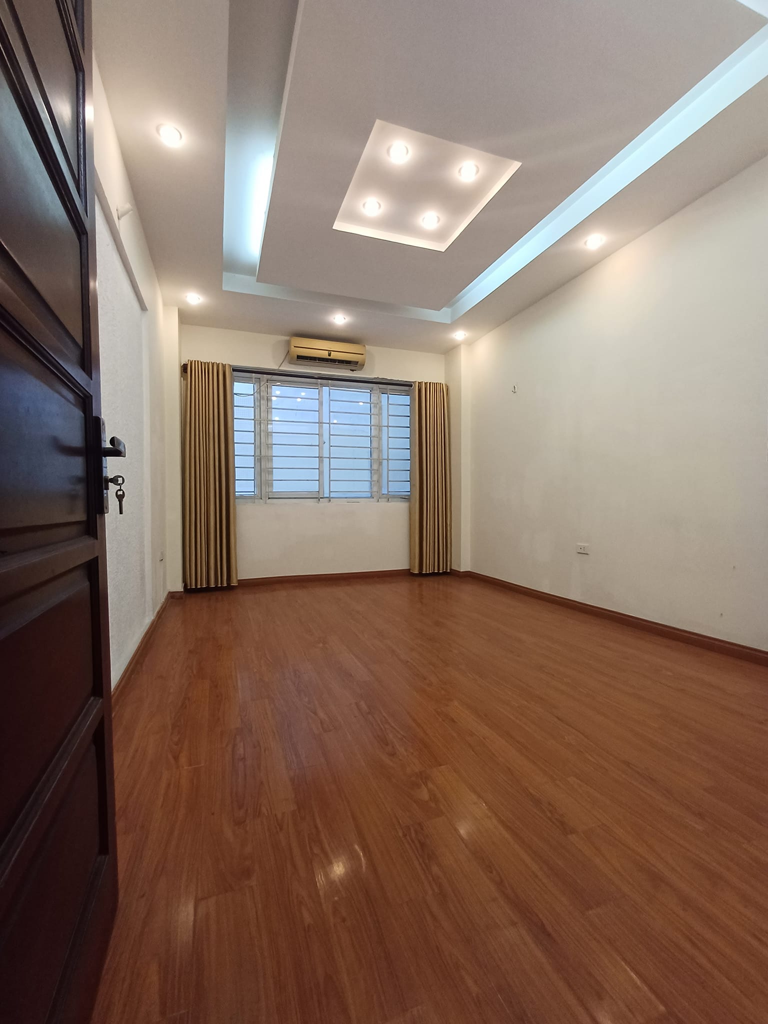 NGÕ 9 VÕ CHÍ CÔNG - CẦU GIẤY CẦN BÁN GẤP 33M2 X 5 TẦNG, Ở NGAY.