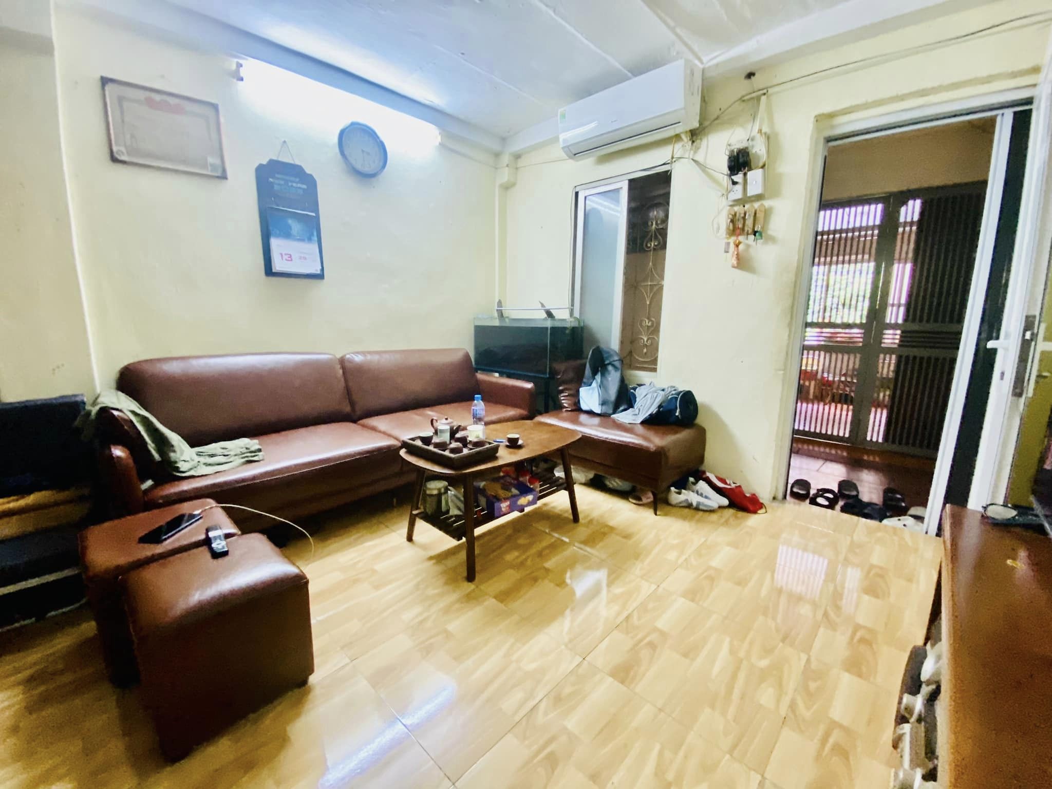 Bán Nhà Tập Thể Cảm Hội-Lò Đúc 75m2, 2.6tỷ, 2 phòng ngủ 2 WC.