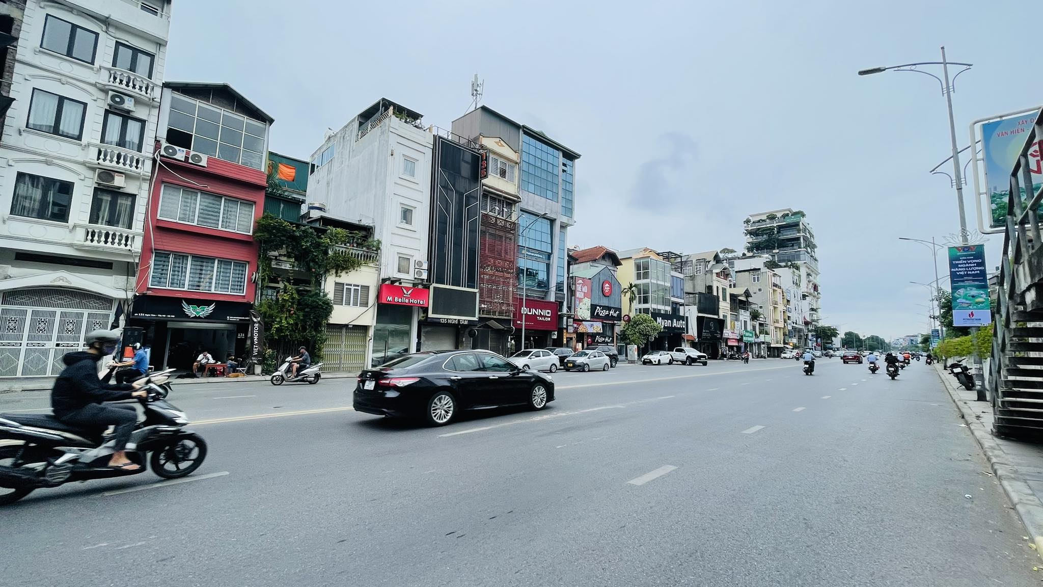 Bán Nhà Mặt Phố Nghi Tàm 8 Tầng 1 Hầm MT 9M 90M2 62 Tỷ.