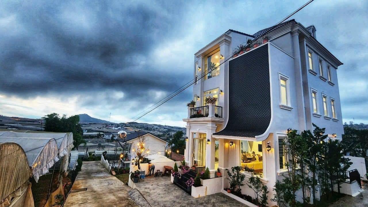 Bán villa Trịnh Hoài Đức Đà Lạt thiết kế hiện đại độc đáo.