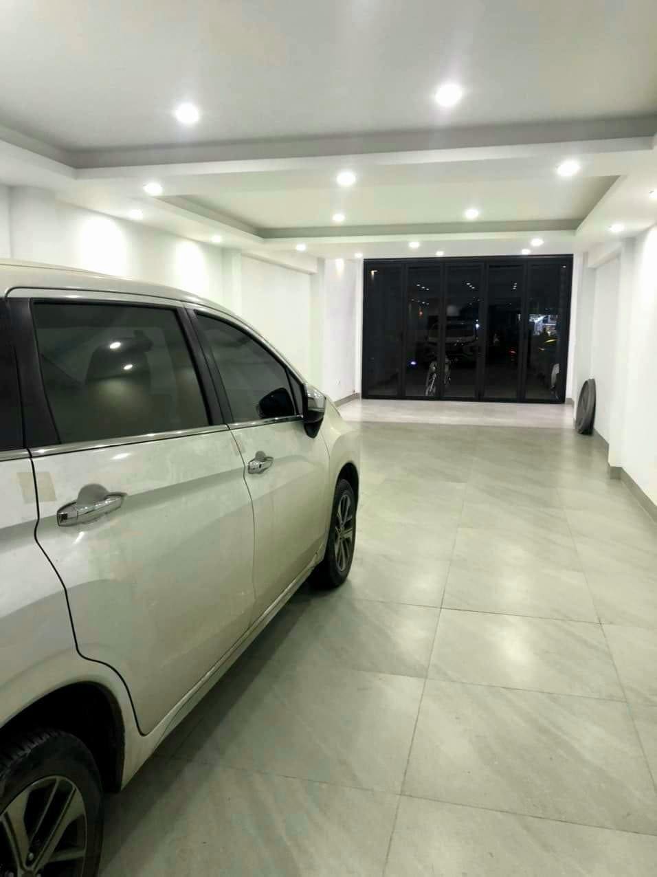 bán nhà mặt phố Nguyễn Văn Cừ, 100m x 5tầng, vỉa hè, thang máy, kinh doanh ngày đêm.