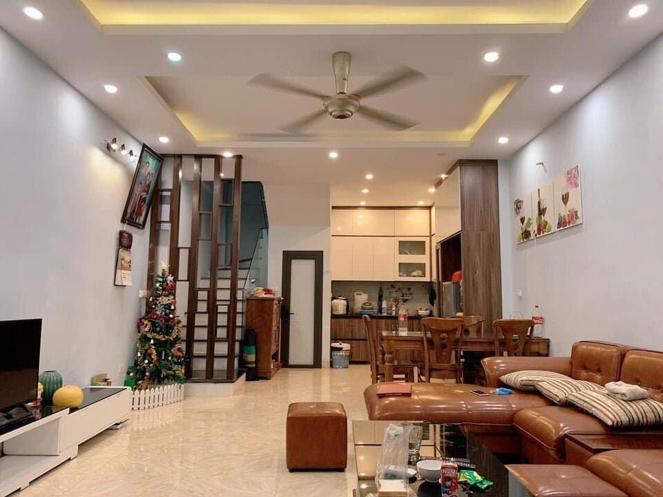 Phố Chùa Láng, Đống Đa - Ngõ thông - Kinh doanh - DT 35m x 5 tầng x Giá 4.3 tỷ.