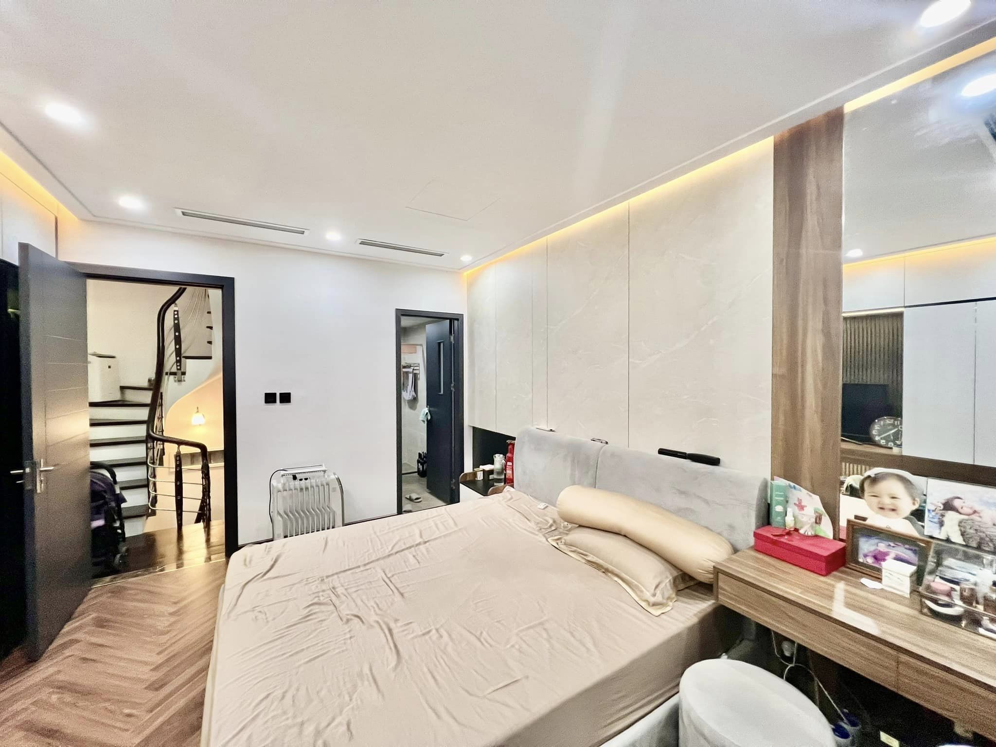 Bán nhà cạnh đại học Ngân Hàng, 25m mặt phố, nhà mới, 46m, 5PN, 5.35 tỷ.