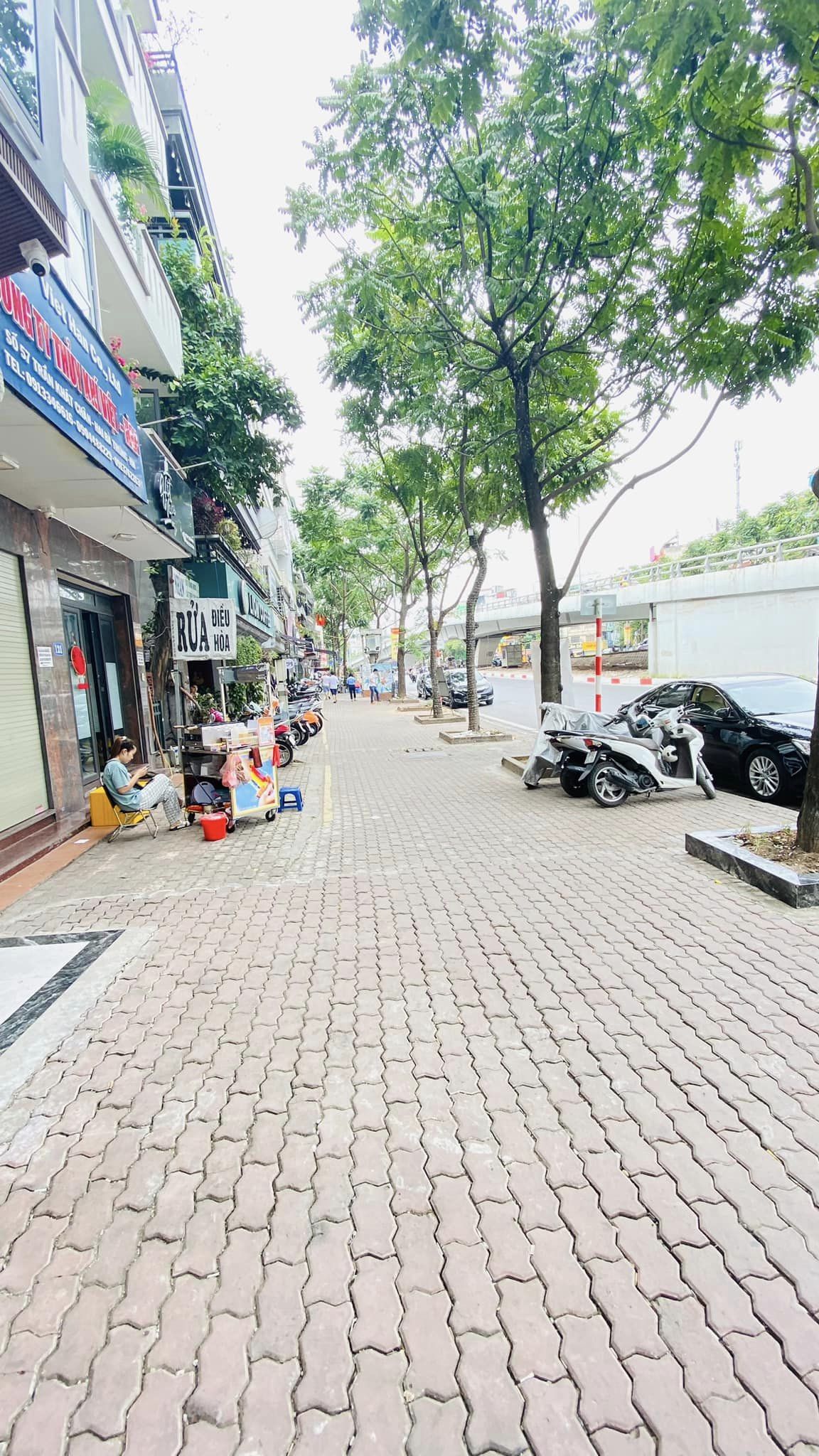 BÁN TÒA NHÀ MẶT PHỐ TRẦN KHÁT CHÂN DT 105m 6 TẦNG MT 7,5m GIÁ 49,5 TỶ