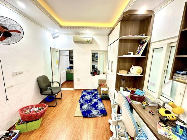 Hàng hiếm nhà ngõ 2, Tô Hiệu, 45m2,4 tầng, ô tô trước nhà, mặt bằng kinh doanh, giá chỉ 6 tỷ.