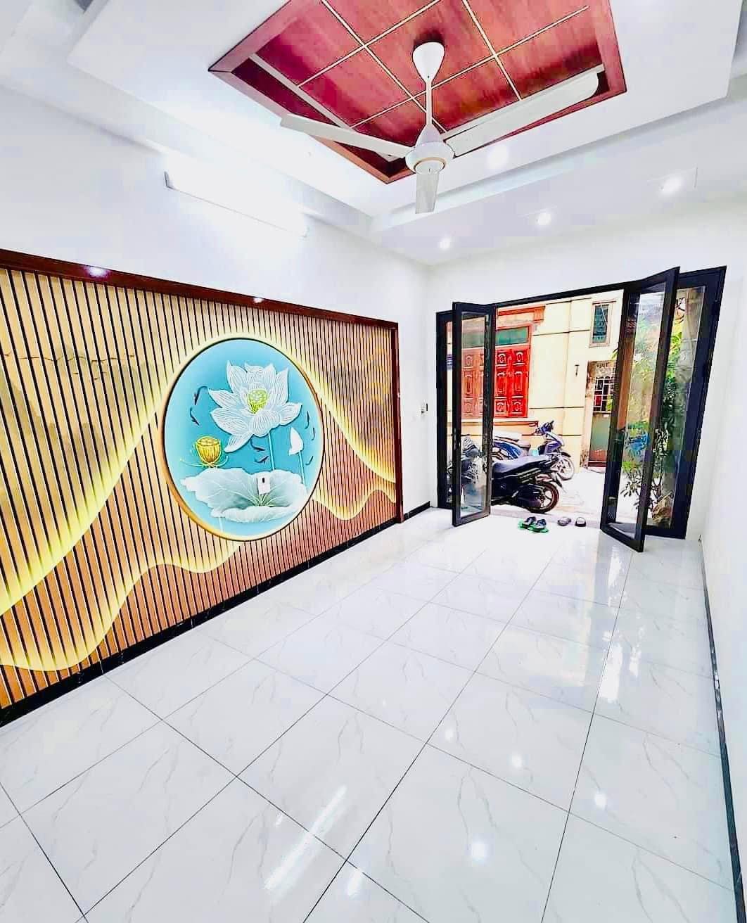 NHÀ ĐẸP LÔ GÓC NGUYỄN CHÍNH - 30M, 5 TẦNG - NGÕ THÔNG RỘNG 3M - GIÁ 4.2 TỶ.