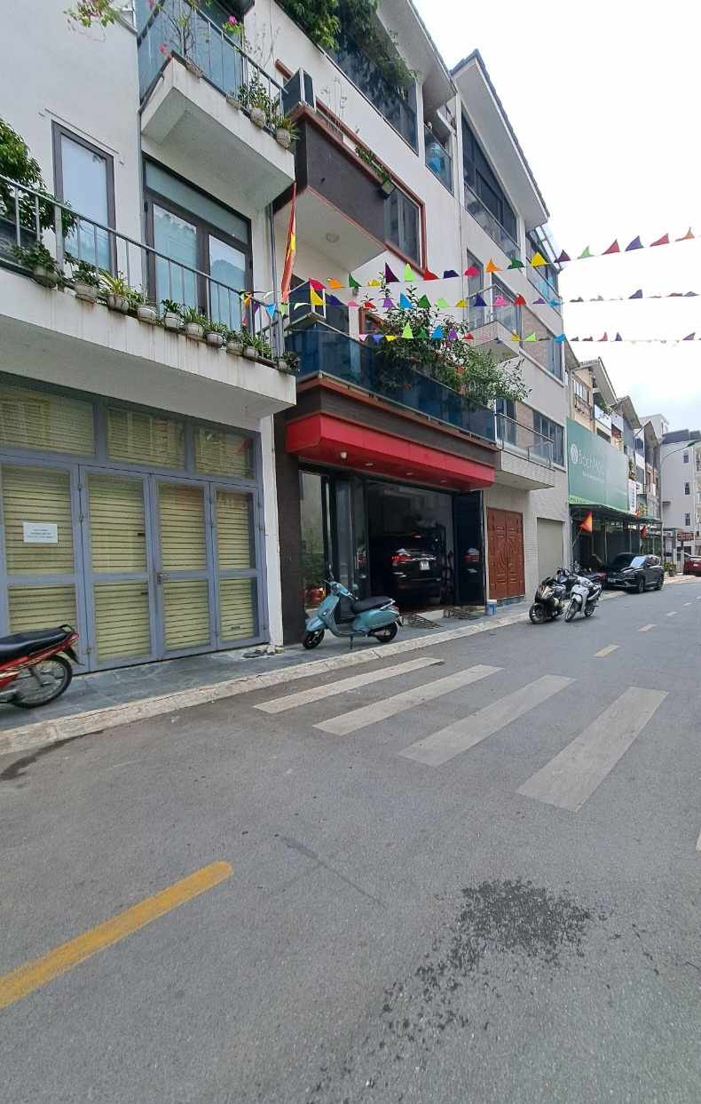 Bán nhà 5 tầng Phố Giải Phóng vỉa hè ô tô tránh diện tích 85 m2, mặt tiền 6 m giá 16.9 tỷ.