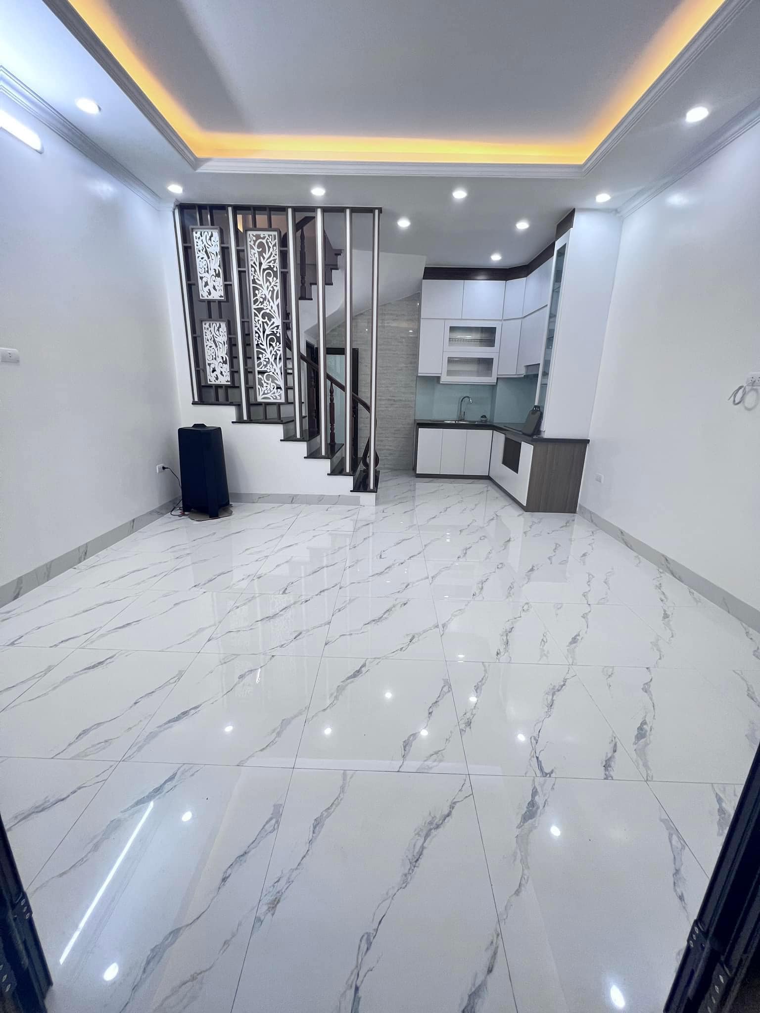 Bán nhà Đại Từ, 35m2 x 5T x 3.98 tỷ, MẶT NGÕ - DÂN XÂY