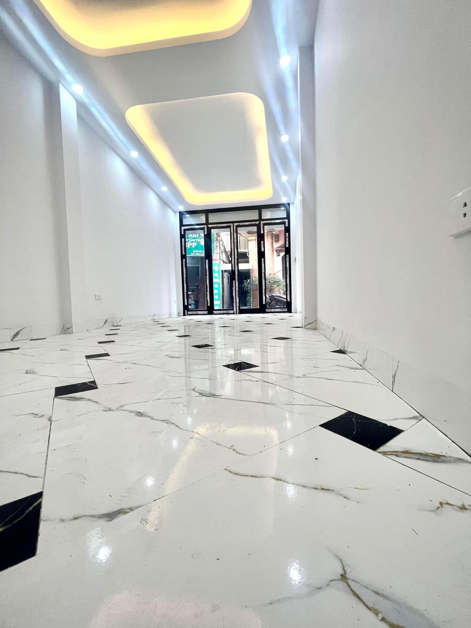 Bán nhà Hưng Phúc, Hoàng Mai, mặt phố ô tô đỗ cửa, 5 tầng mới ở ngay 40 m2, 4 tỷ 100.