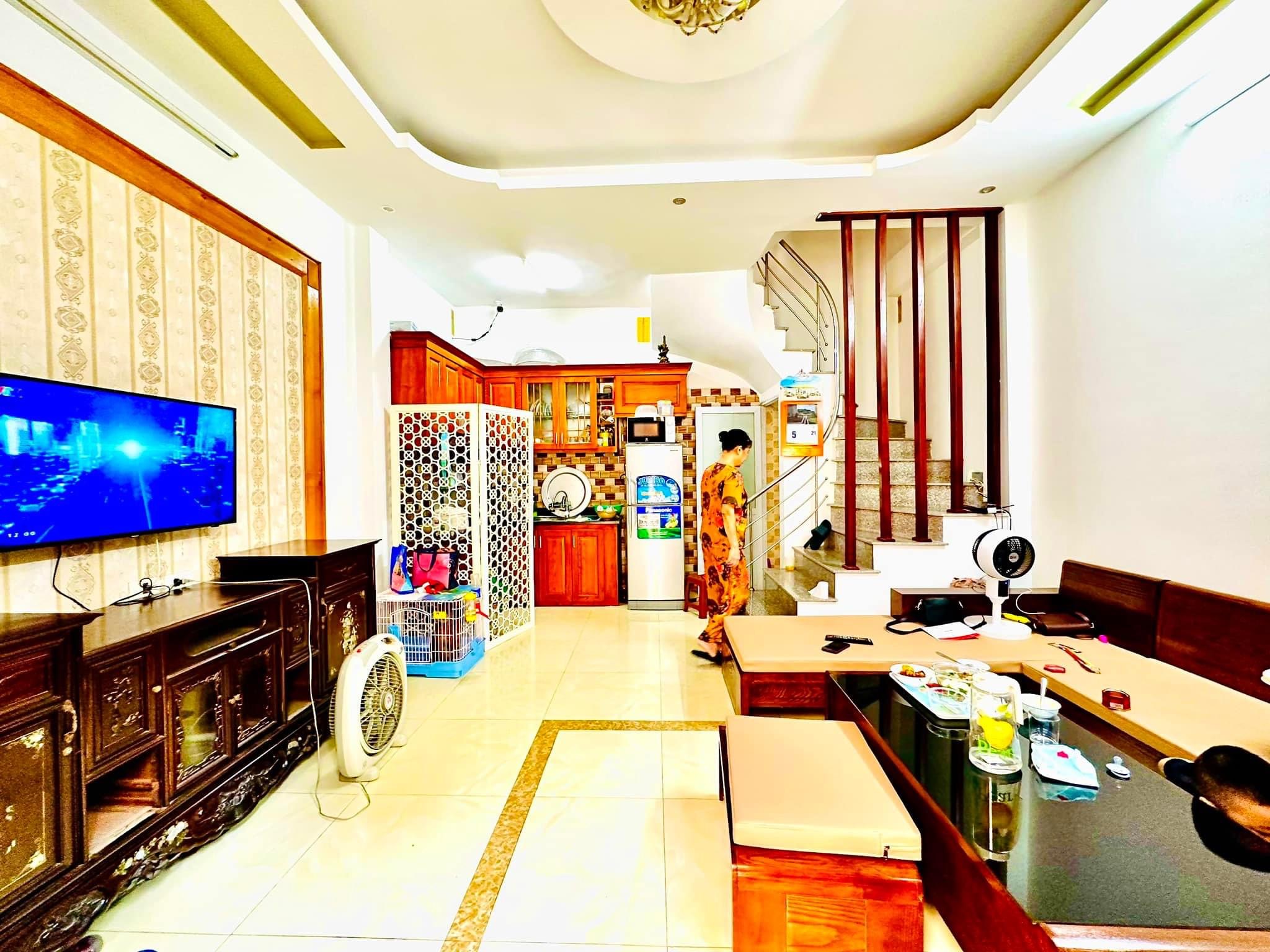 BÁN NHÀ NGÕ 313 LĨNH NAM QUẬN HOÀNG MAI - 36M 4 TẦNG MT 4.6M - NHỈNH 3 TỶ MẶT NGÕ THÔNG BA GÁC TRÁNH CÁCH OTO 10M.