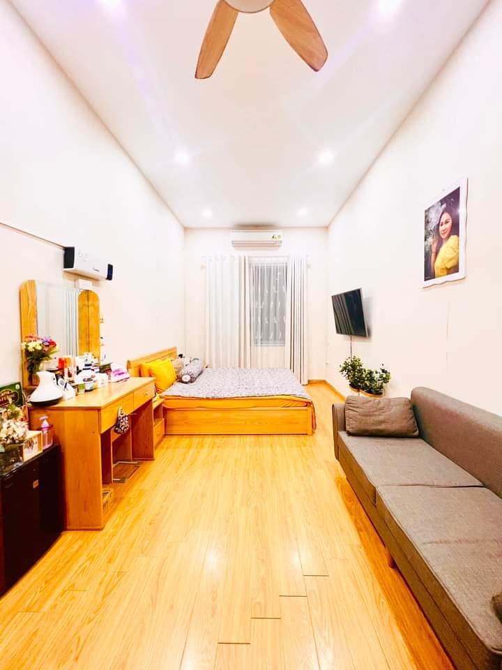 CHỦ CẦN BÁN NHÀ CẦU ĐẤT QUẬN HOÀN KIẾM DT:44M2 SỔ ĐỎ 5 TẦNG MT: 3.6M GIÁ:4.05 TỶ VÀI P ĐI BỘ SANG HỒ GƯƠM HOÀN KIẾM HÀ.