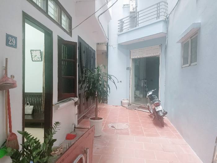 Bán nhà NGUYỄN VĂN LINH- Long BiênDT 50m. Mt 4m,Giá 2,x tỷ. Cách mặt phố ô tô vài bước chân.