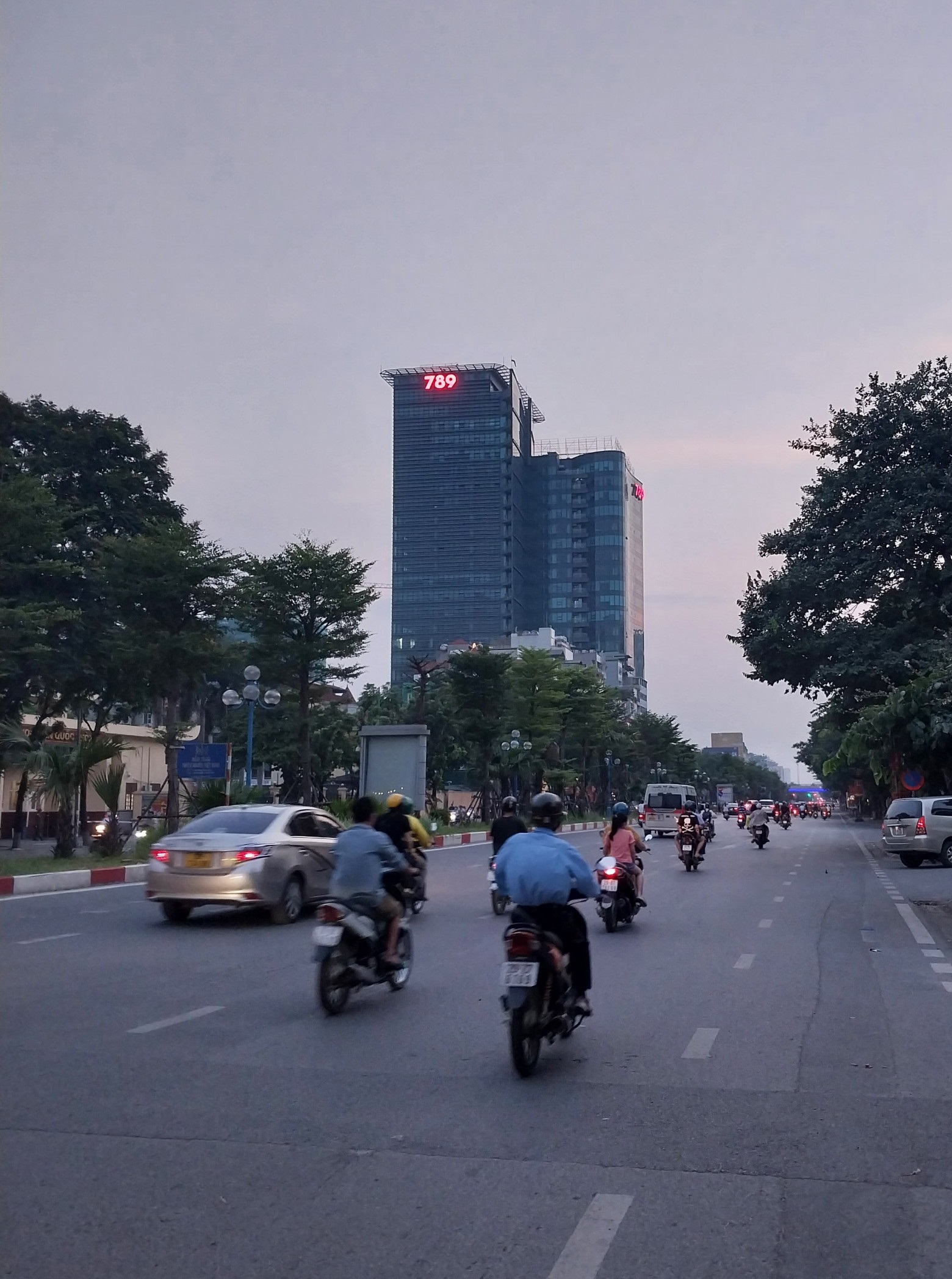 HOÀNG QUỐC VIỆT – NHÀ MỚI Ở NGAY – MẶT NGÕ Ô TÔ – KINH DOANH – 40M2, 5.7 TỶ.