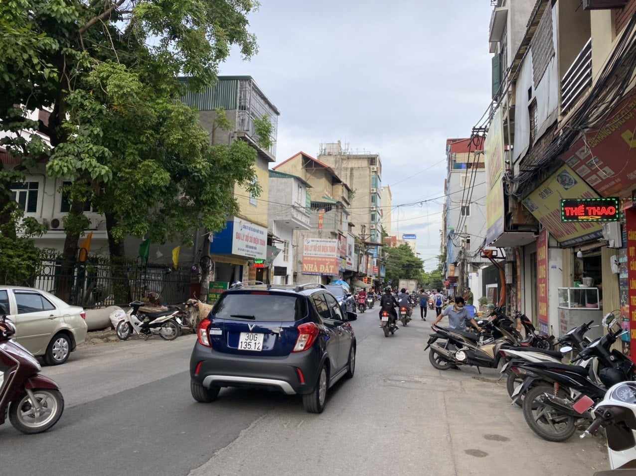 Tài chính hơn 6 tỷ có nhà 4 tầng, DT 28m, mặt phố víp, Văn Quán, Hà Đông