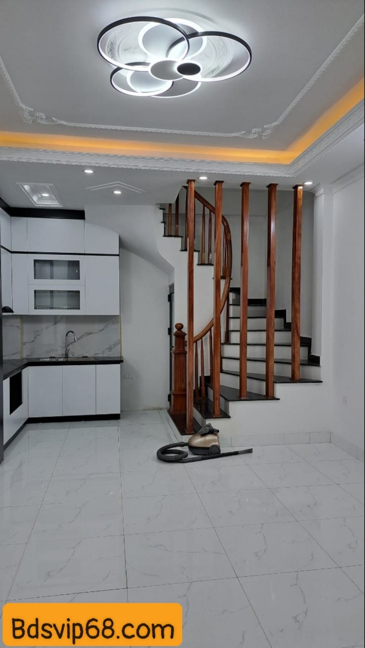 Bán nhà đẹp mới xây, siêu phẩm vị trí ngõ 72 Nguyễn Trãi, hàng xóm Royal City, 35m2 6 tầng thoáng mát giá chỉ 5.1 tỷ.