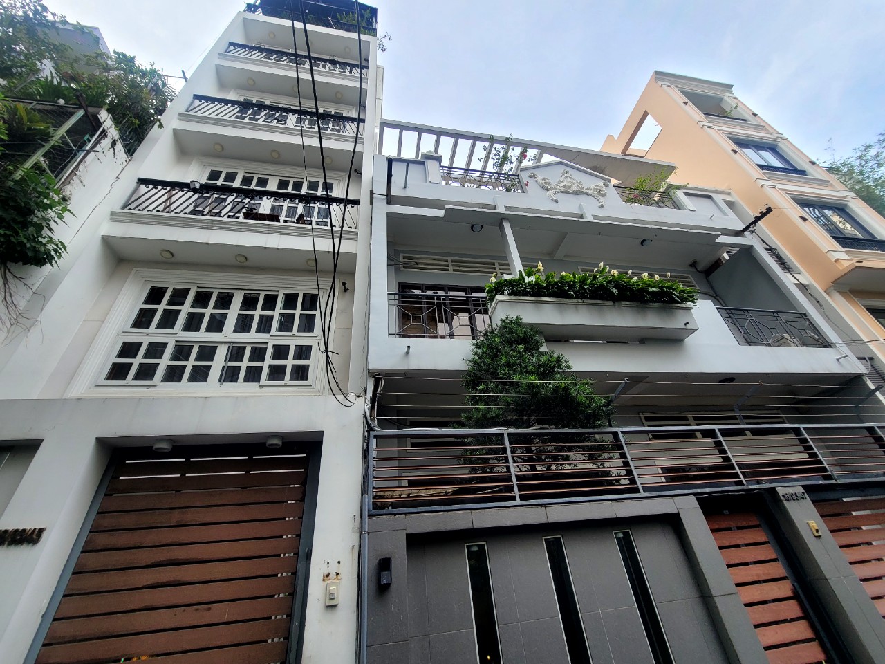 Quận 3, Hẻm Tải 2.5 Tấn, CMT8, 51m2 4 Tầng Đẹp, Dòng Tiền 25 Triệu, Chỉ 12 Tỷ.