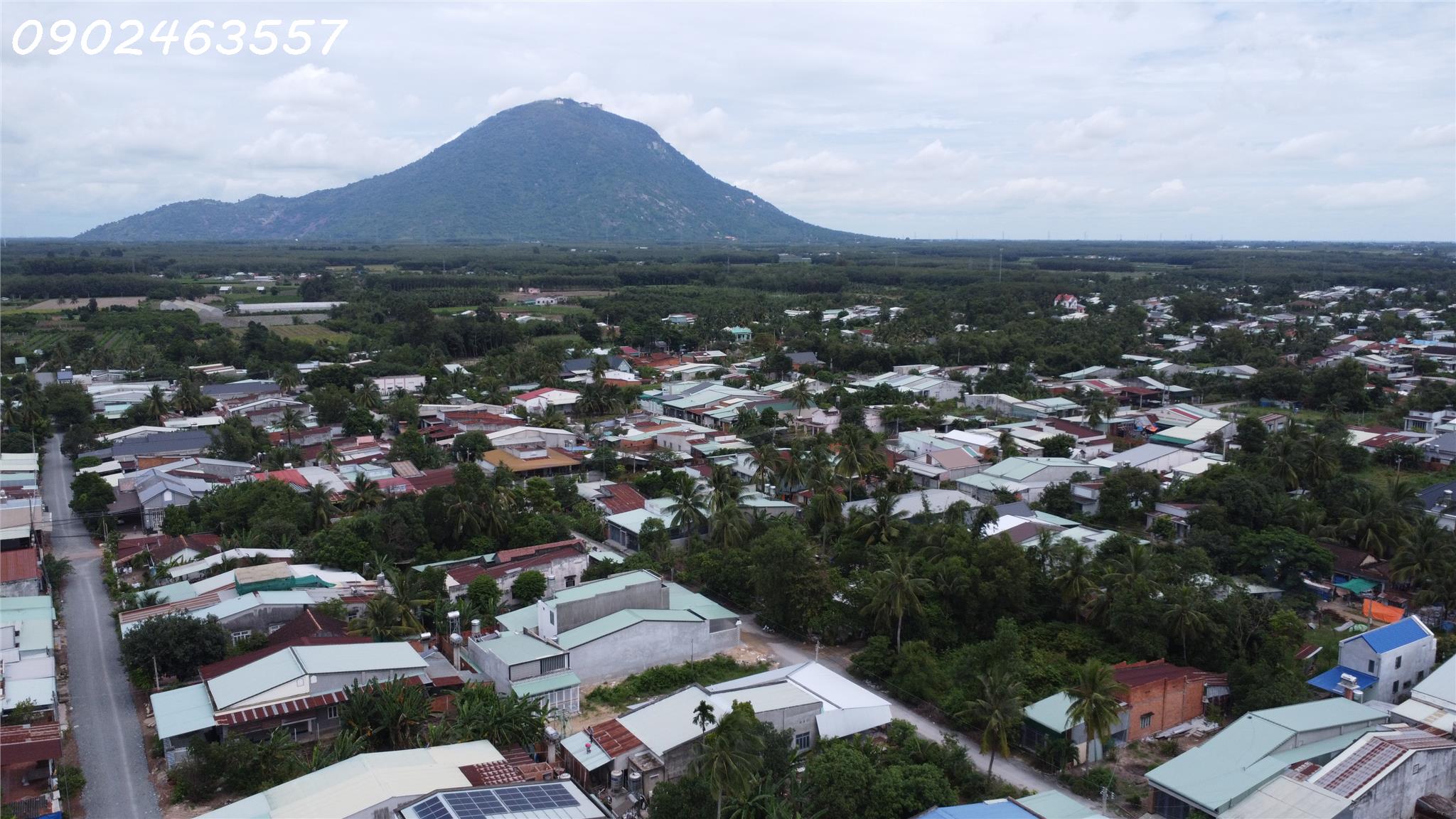 Bất Động Sản Gần Đường Lớn - Tiện Ích Xung Quanh Đầy Đủ.