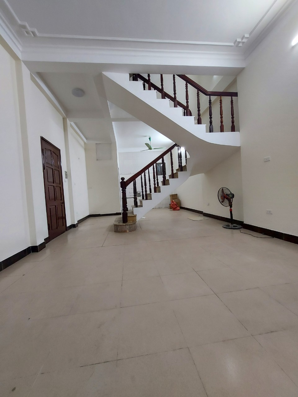 Cần bán gấp nhà phố Dịch Vọng, 62m2, 4T, gần ô tô, sát mặt phố, đầu tư tốt, hơn 9 tỷ, giá chốt bất ngờ.