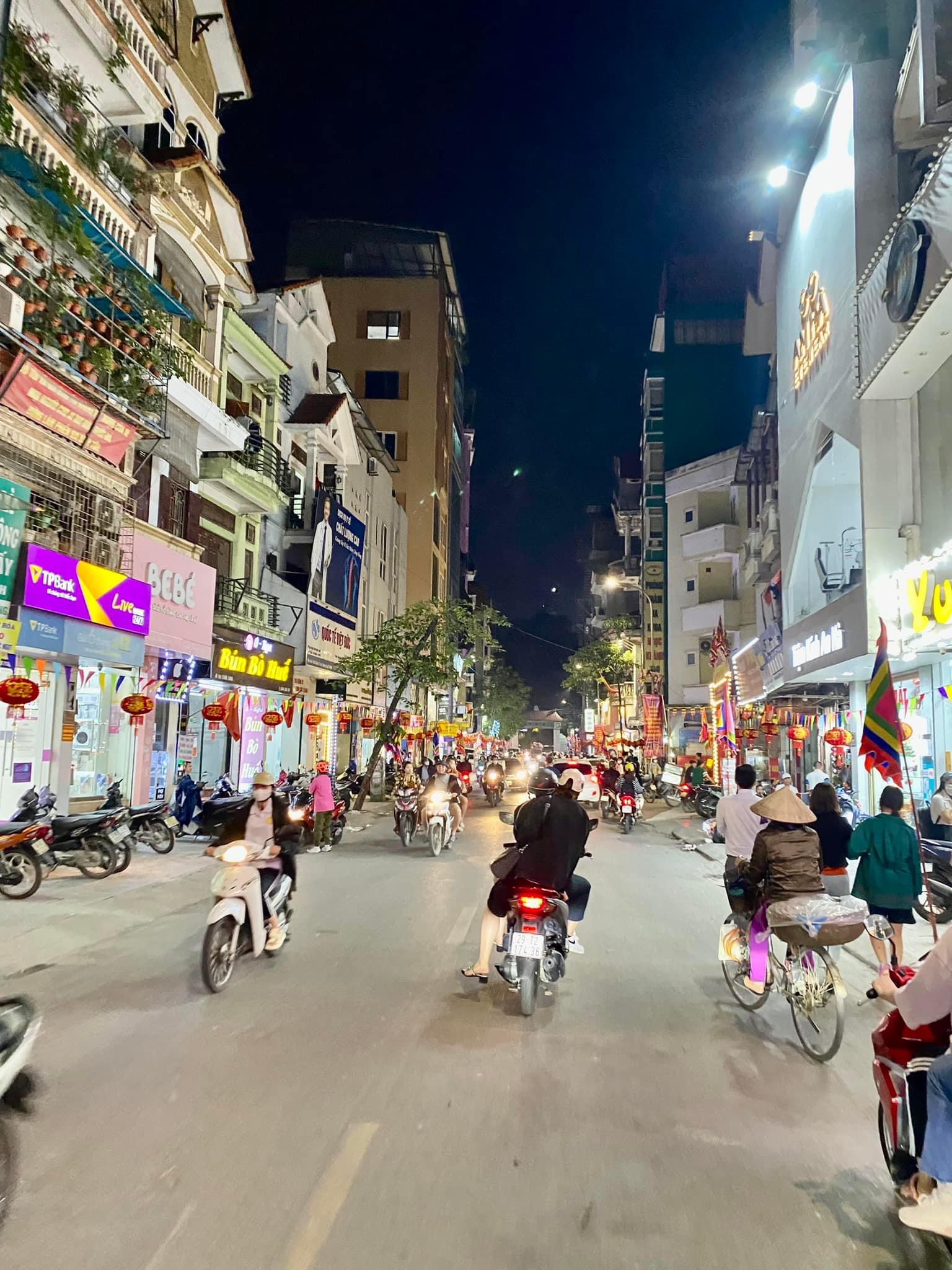 VỪA ĐẸP, VỪA HIẾM, MẶT KINH DOANH TRIỀU KHÚC, SẦM UẤT NGÀY ĐÊM.