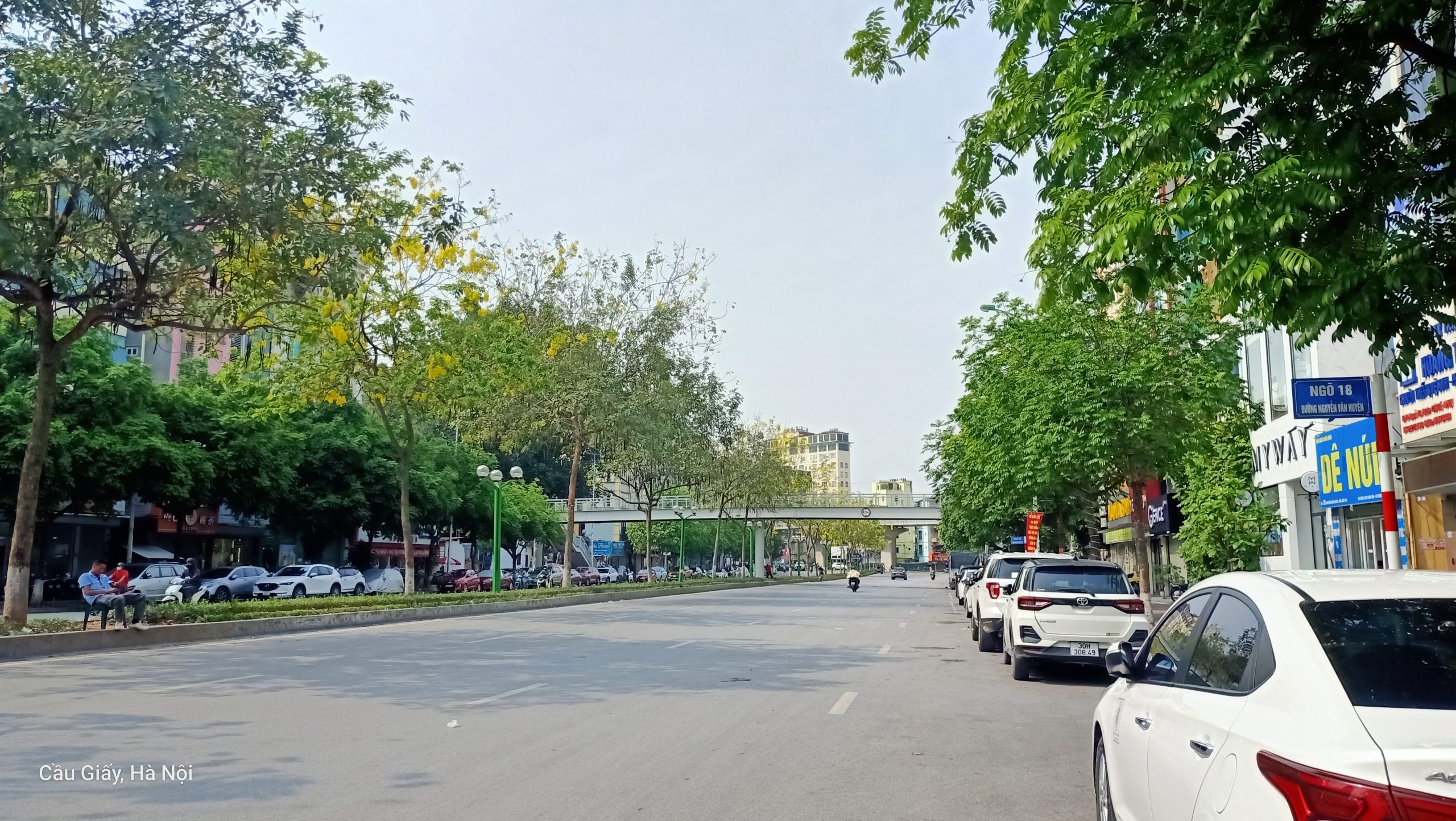 Bán nhà mặt phố Trung Kính. DTSD 45m2 x 5 tầng, MT4m, 2 thoáng, vỉa hè, kinh doanh, giá rẻ..