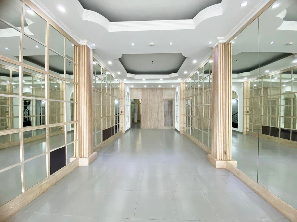 Cho Thuê Nhà Mặt Tiền Đẹp - Quận 3 - Vị Trí Đắc Địa, DT: 180 m2, 5 tầng, chỉ với 135 triệu.
