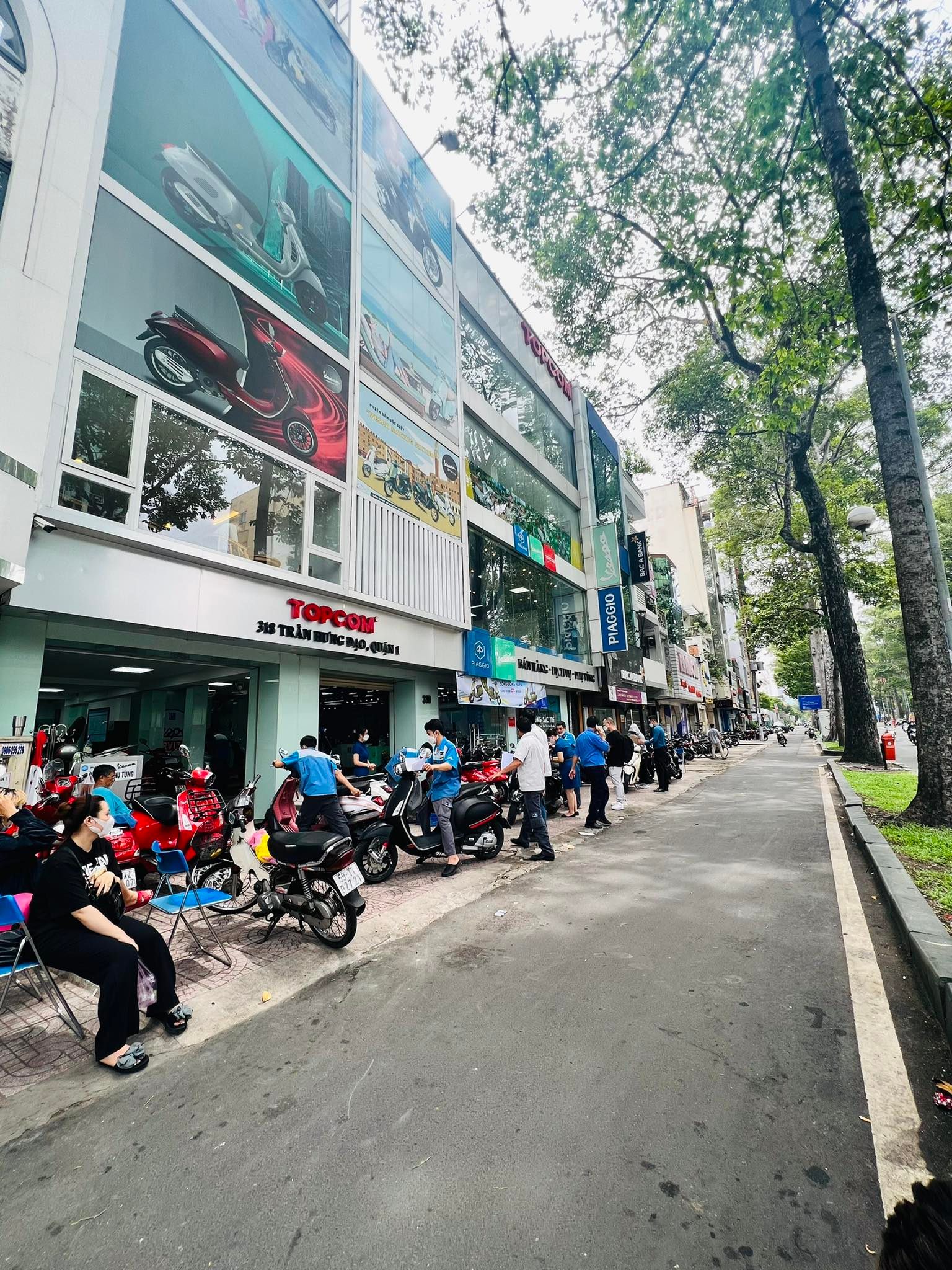 Mặt Tiền KD, Trần Hưng Đạo Quận 1, DT 72m To, Đường 40m Rộng, 38 tỷ.