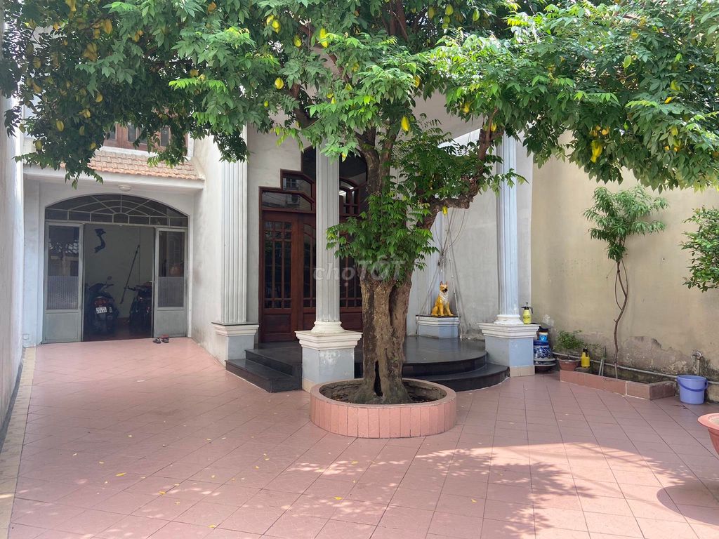 Cho thuê Căn Villa đường Cộng Hòa, 8x30m, 6 phòng.