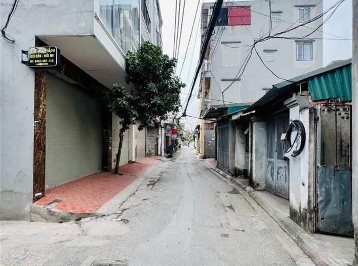 Mua bán nhà ngõ 129 Bát Khối tại mặt ngõ có đường đi rộng, ô tô thoải mái vào nhà