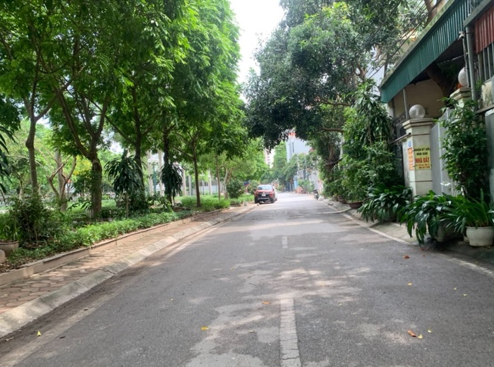 Ngõ 531 Bát Khối có đường đi rộng, 2 ô tô tránh nhau di chuyển