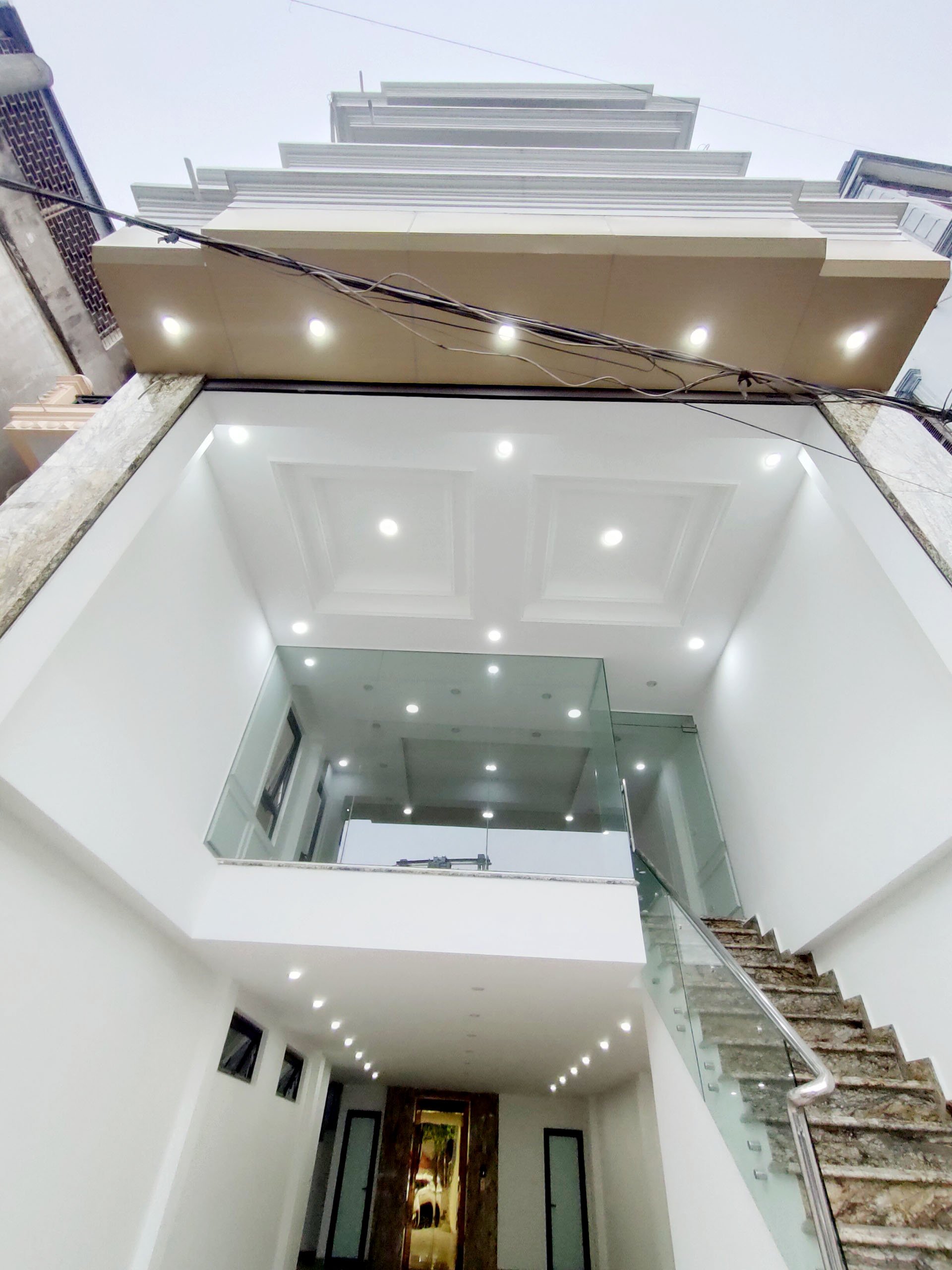 Cho thuê nhà tuyến phố Văn Chương-Tôn Đức Thắng, 90m2 x 7T, ô tô-KD tấp nập. Giá 50tr/th.