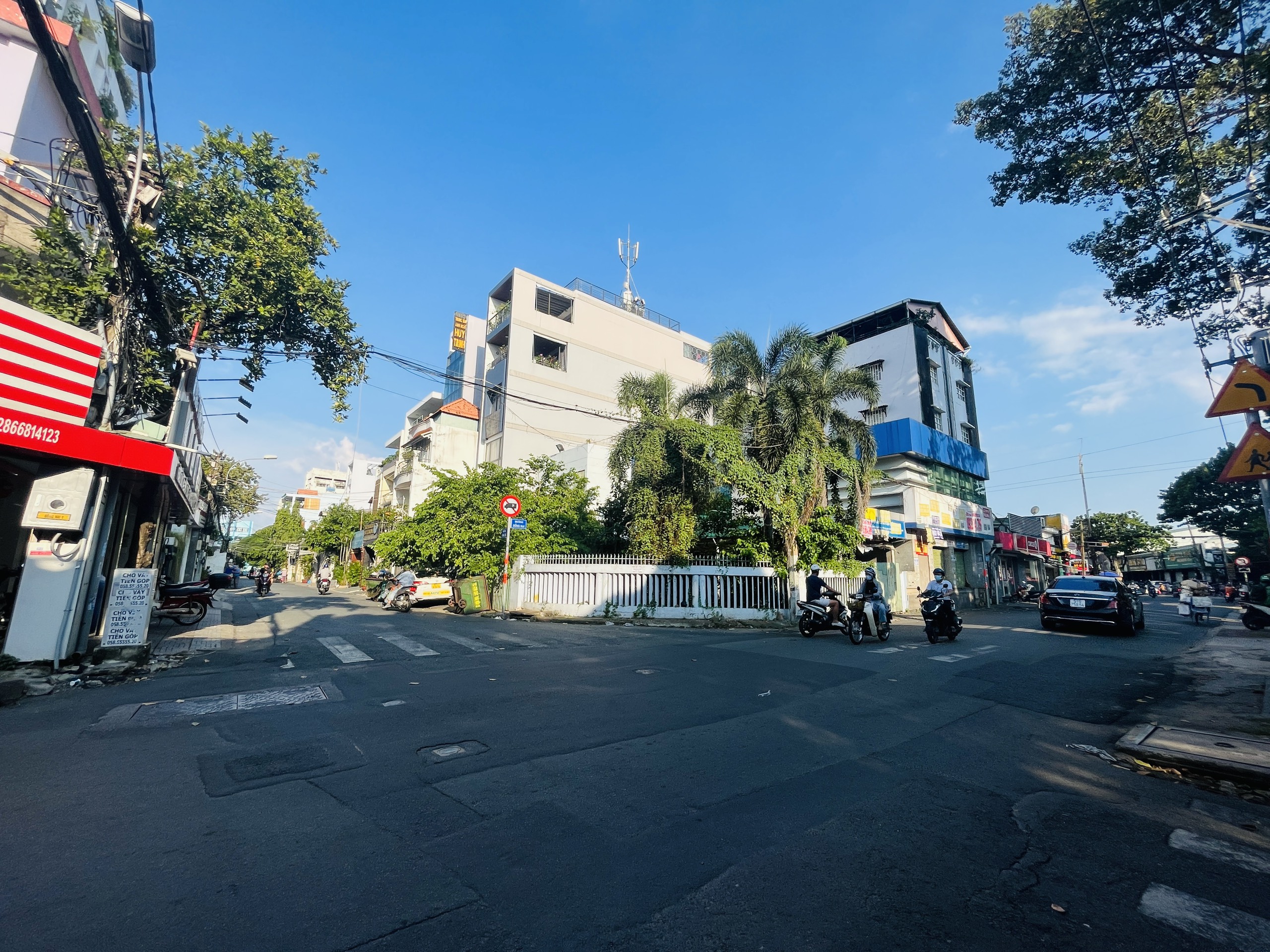 Chính Chủ bán Tòa Nhà 2 Mặt Tiền Kế bên Đường Bửu Long Quận 10 ngang 17m.