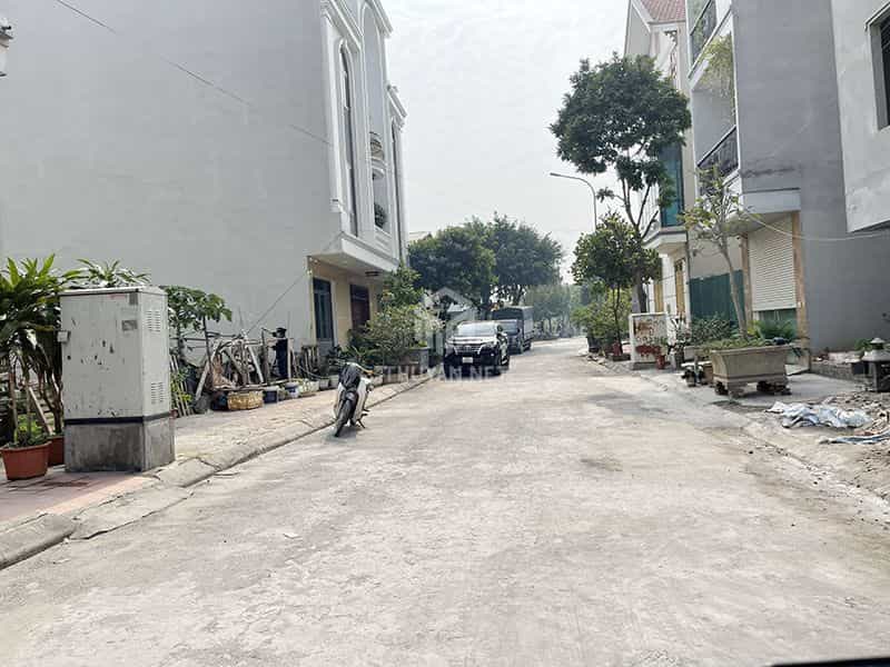 Cần bán 120m2 đất TĐC Xóm 2 Đông Dư. Đường phân lô bàn cờ - vỉa hè rộng.