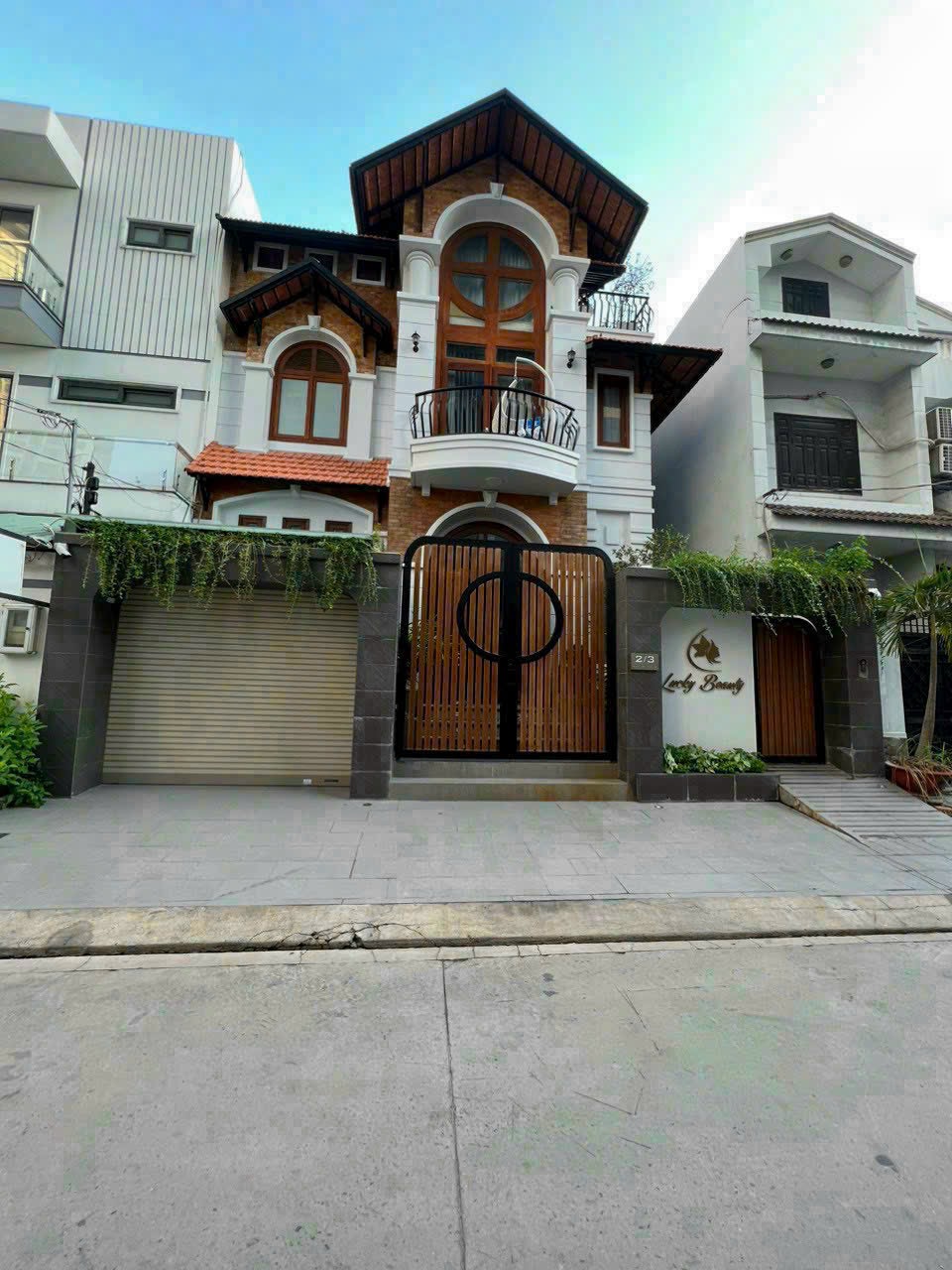 Xuất cảnh hạ 7 tỷ bán gấp nhà 2MT Phạm Viết Chánh sát Quận 1 DT 10 x 20m, giá chỉ 27,6 tỷ.