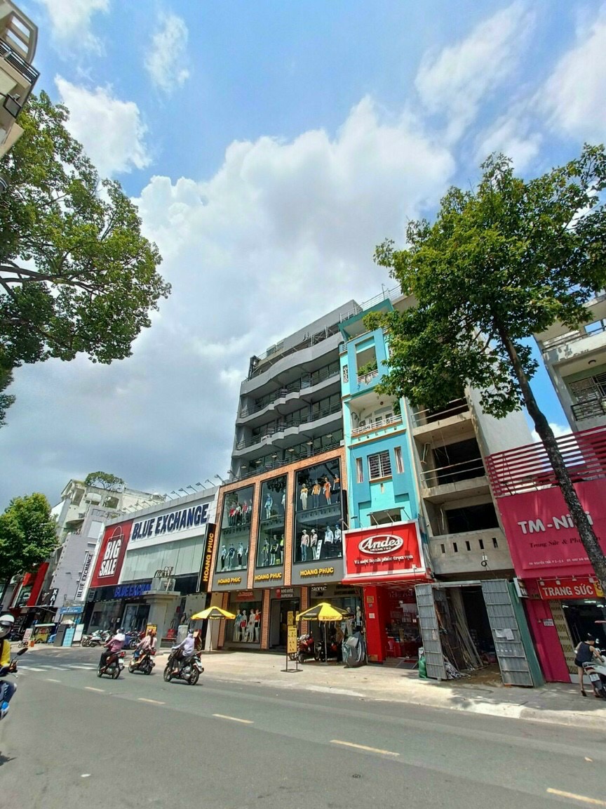 Hạ giá 6 tỷ bán gấp MT ngay Trường Sơn , Tân Bình ngang lớn 11m, giá chỉ 18.6 tỷ.