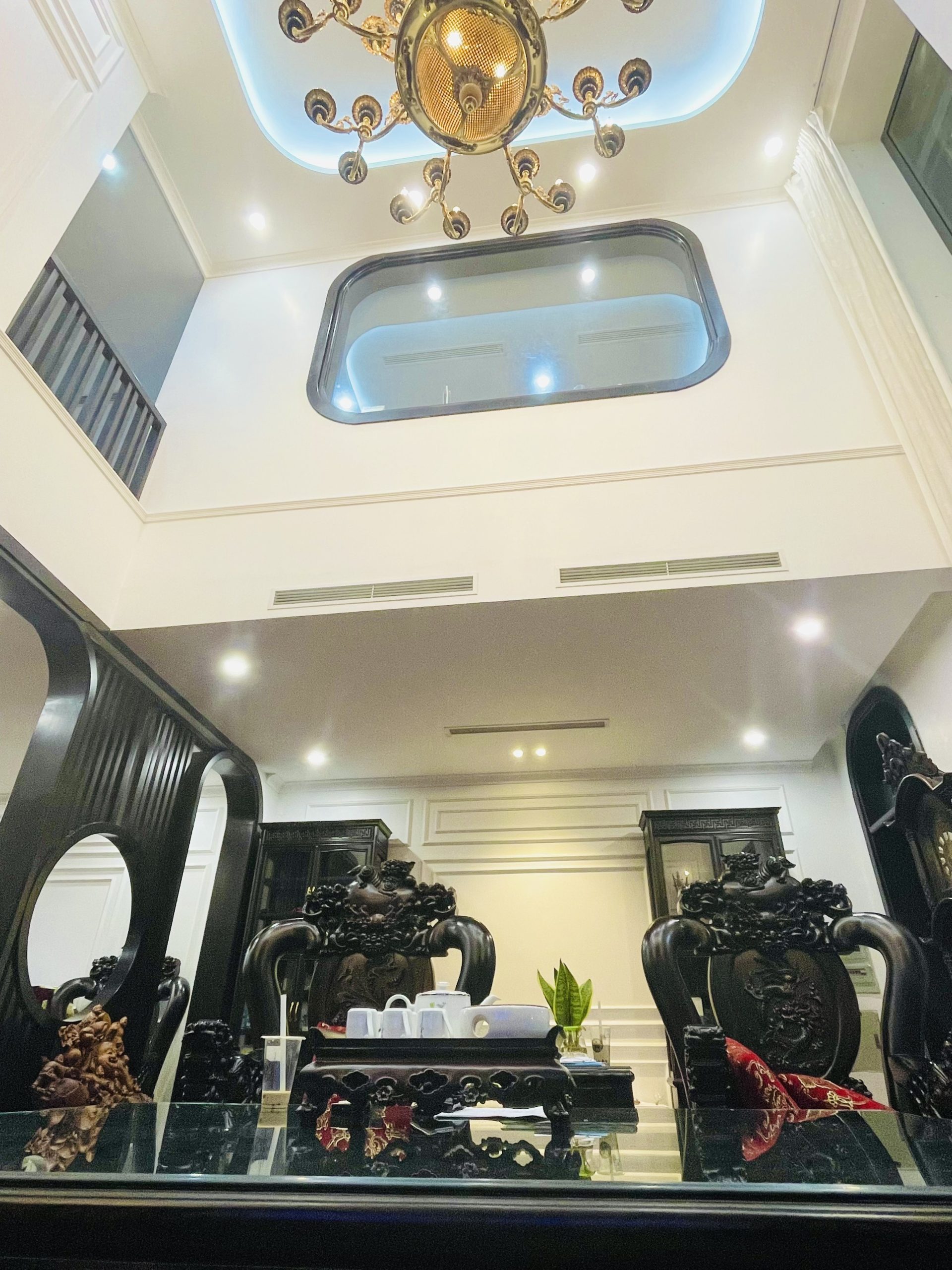 Bán biệt thự KĐTM Dịch Vọng, Thọ Tháp, Cầu Giấy 200m2 4 tầng nổi 1 hầm mặt tiền 15m giá 68 tỷ có thương lượng.