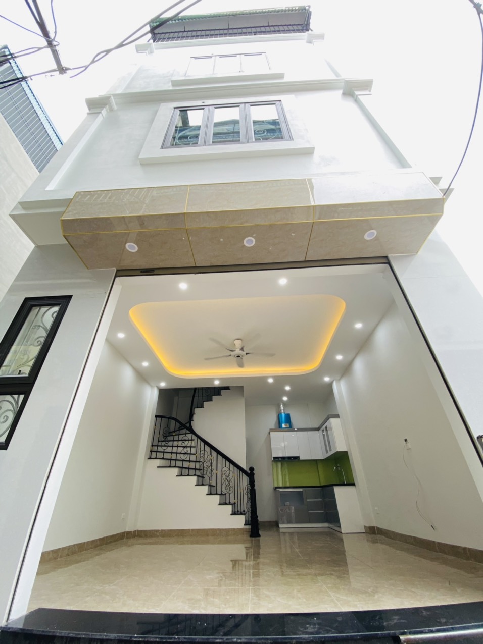 Bán nhà Ngọc Thuỵ, ngoài đê, 4 tầng, giá hơn 3 tỷ.