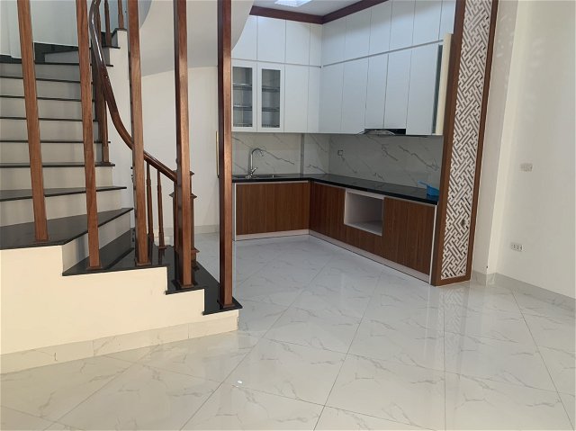 bán nhà chu huy mân Long Biên 30m2 5 tầng ,m tiền 4,5m giá 4,75 tỷ GaRa ô tô.