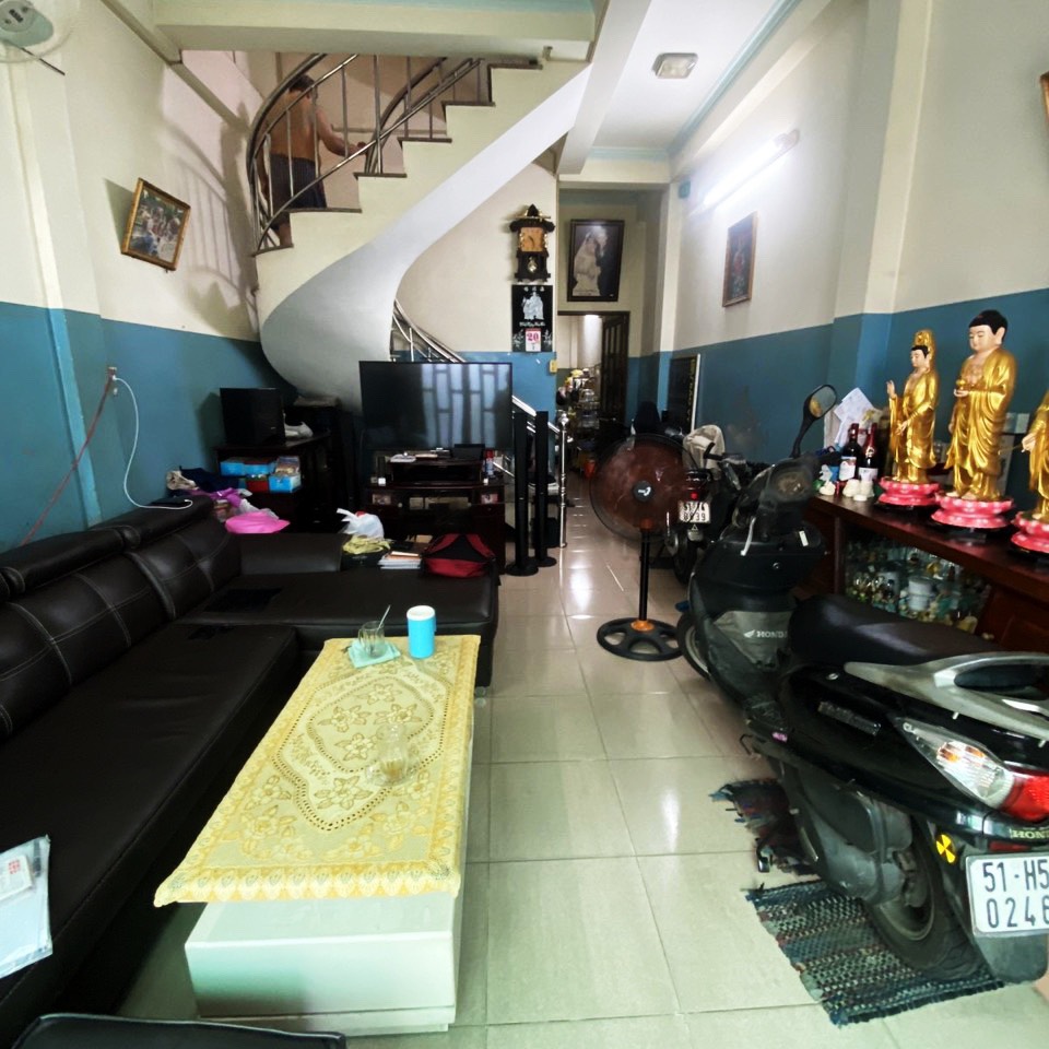 Bán gâp giảm 1,8 ty còn hơn 5 tỷ TL lũy Bán Bích 66m2 -4T BTCT hẻm oto.