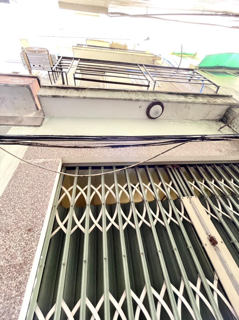 CHỈ 2 TỶ NHỈNH CÓ NHÀ SÁT HXH TRẦN KHẮC CHÂN QUẬN 1- 4.2x5m- 4 TẦNG - 3 PN.