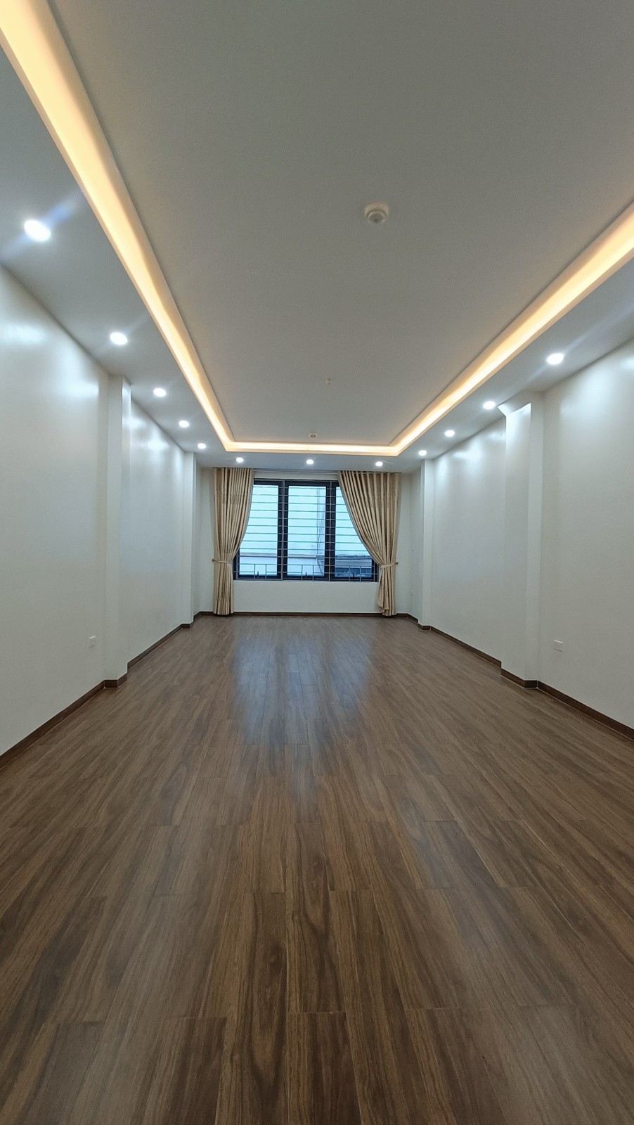 VÕ CHÍ CÔNG - 54M2 X 7 TẦNG THANG MÁY - MT 4M VUÔNG ĐẸP - Ô TÔ 5 CHỖ ĐỖ CỬA - CÁCH PHỐ 25M - PHÙ HỢP LÀM VP.