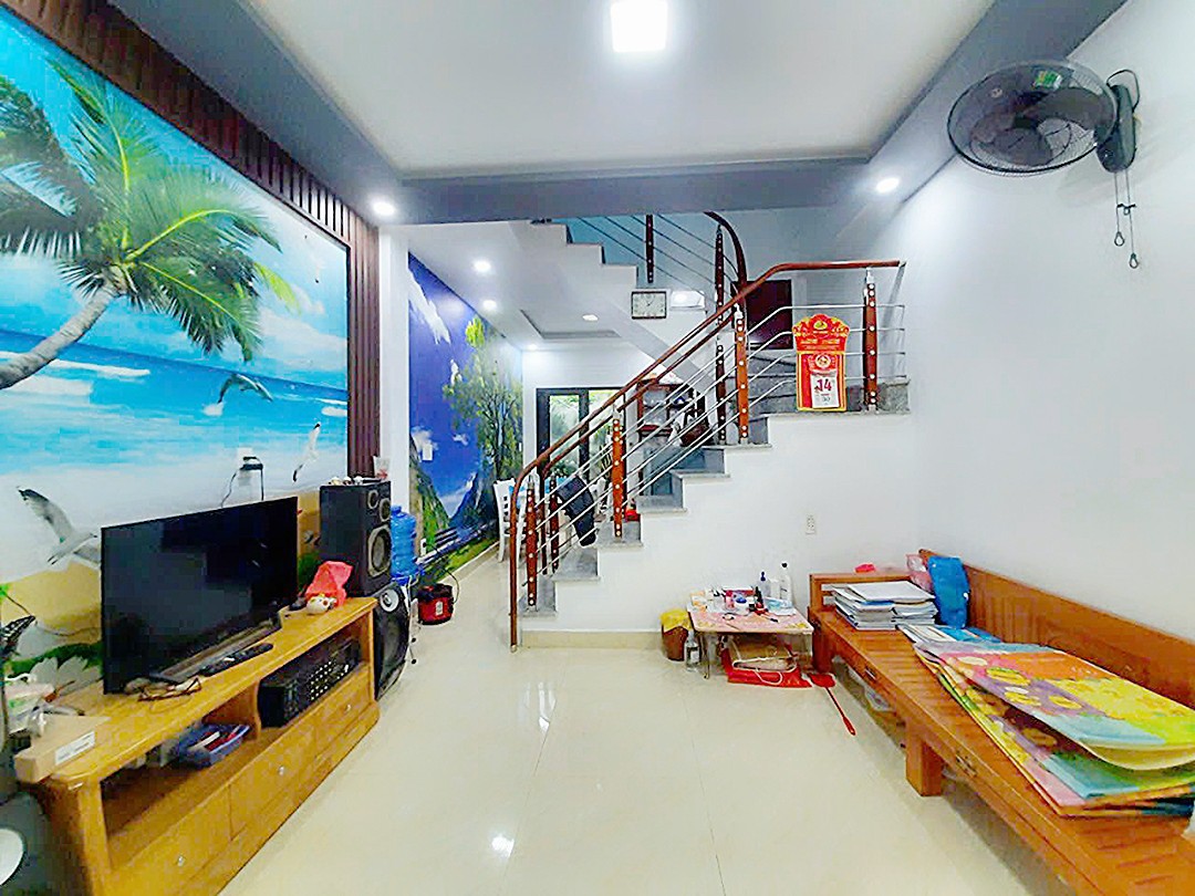 Chính chủ bán nhà Nguyễn Tường Loan, 32m 3 tầng GIÁ 1.69 tỉ, có sân cổng riêng.