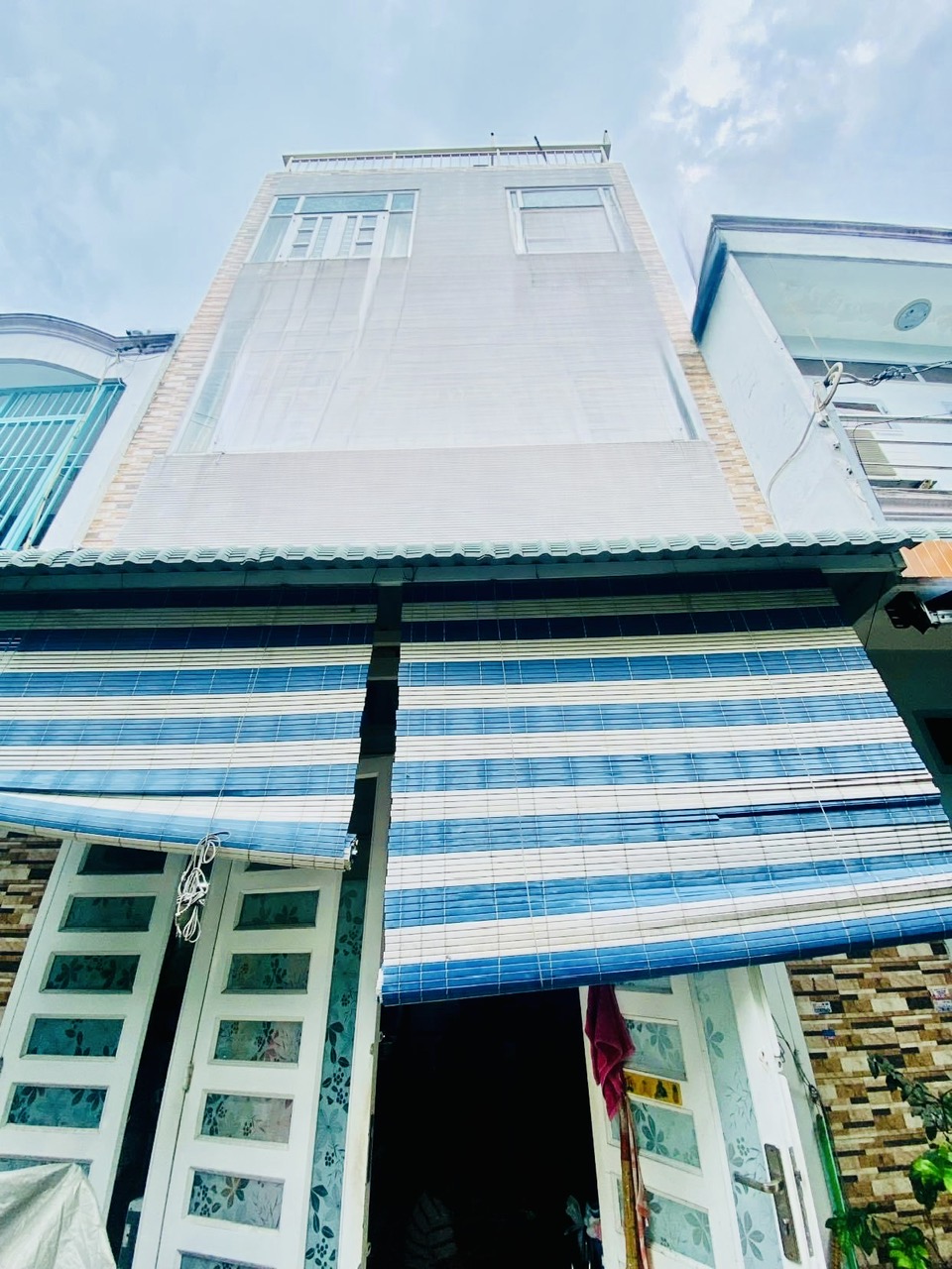 CỰC HIẾM - GIÁP TÂN PHÚ - HẺM XE HƠI - 5 TẦNG - 5 PHÒNG NGỦ GIÁ 3 TỶ.