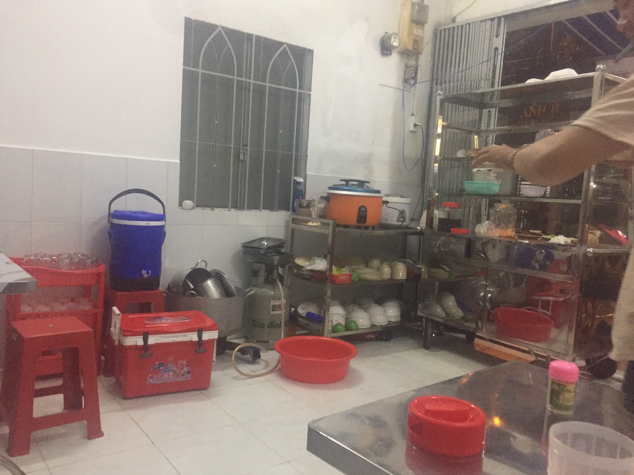 Quận tân bình, Cần sang quán cơm và bún bò tại địa chỉ 16 nguyễn chánh sắc, P 13 .