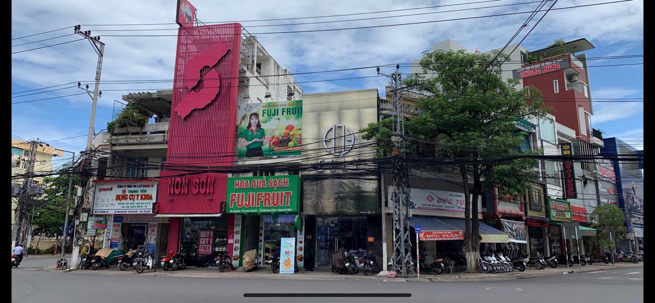 cần bán nhà mặt tiền đường yersin , ngay vòng xoay . Cách biển 500m . Hiện đang cho thuê 40tr/1 tháng . Hđ thuê còn 4.