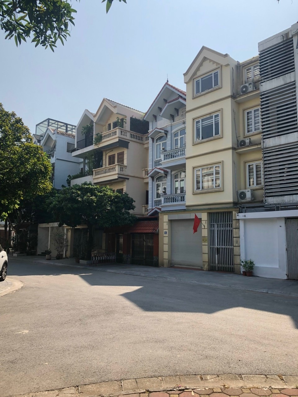 Chủ nhà chuyển nhà nên cần bán nhà vườn Khu đô thị Việt Hưng diện tích 110m2.